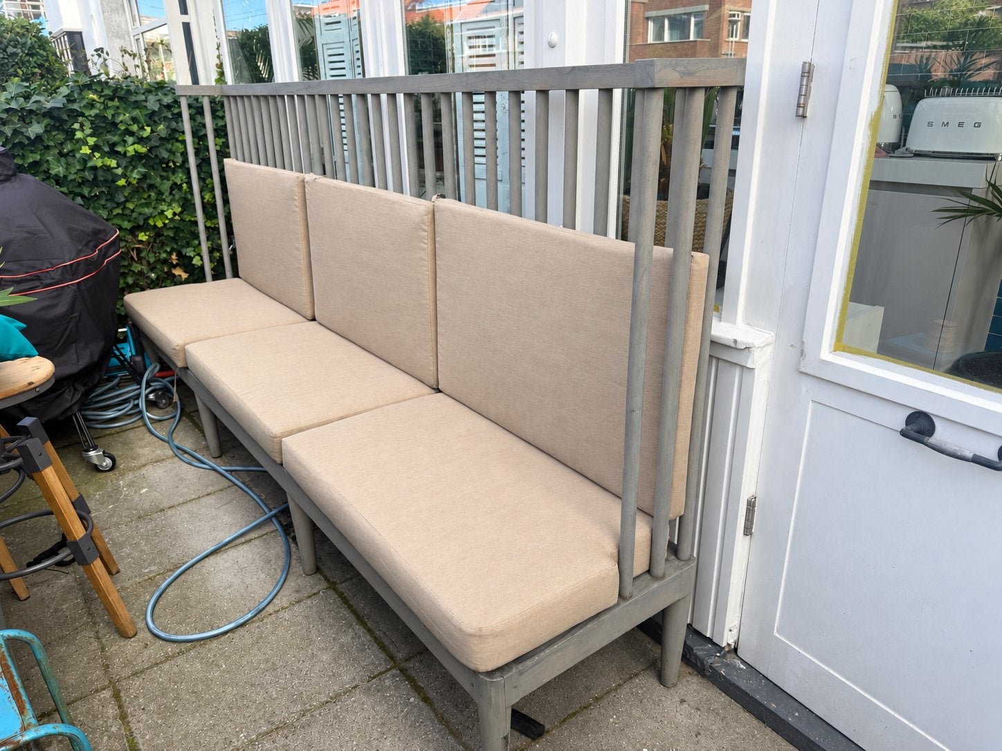 Gratis houten tuinbank 3 meter + all-weather kussens, Ophalen, Zo goed als nieuw