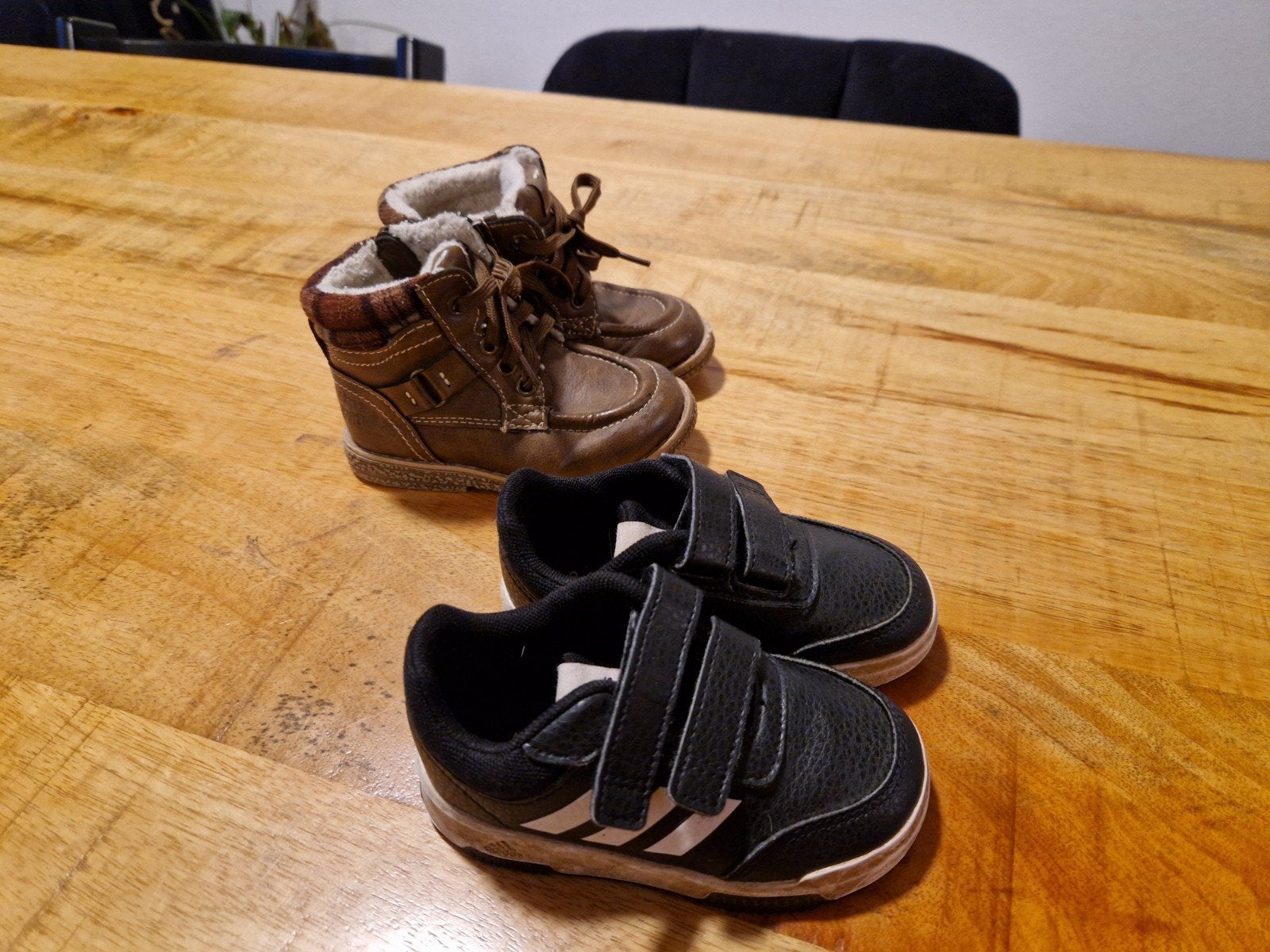 2 paar kinderschoenen maat 22 (laarzen en sneakers), Kinderen en Baby's, Ophalen of Verzenden, Gebruikt, Jongen of Meisje, Laarzen