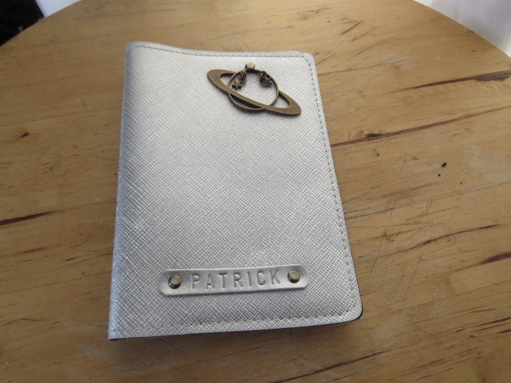 Gepersonaliseerde paspoort hoes patrick met planeet bedel, Ophalen of Verzenden, Zo goed als nieuw, Grijs