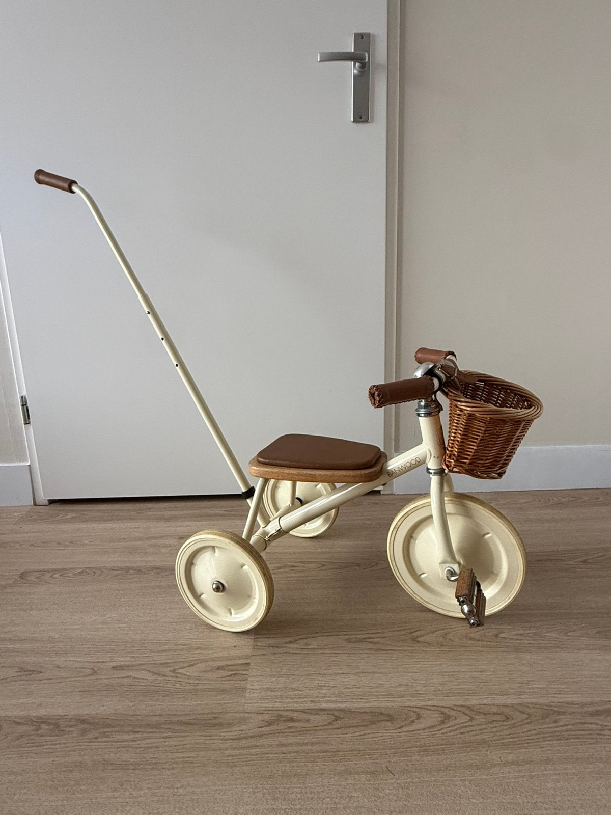 Banwood driewieler  creme / beige met duwstang, Ophalen of Verzenden, Zo goed als nieuw, Duwstang