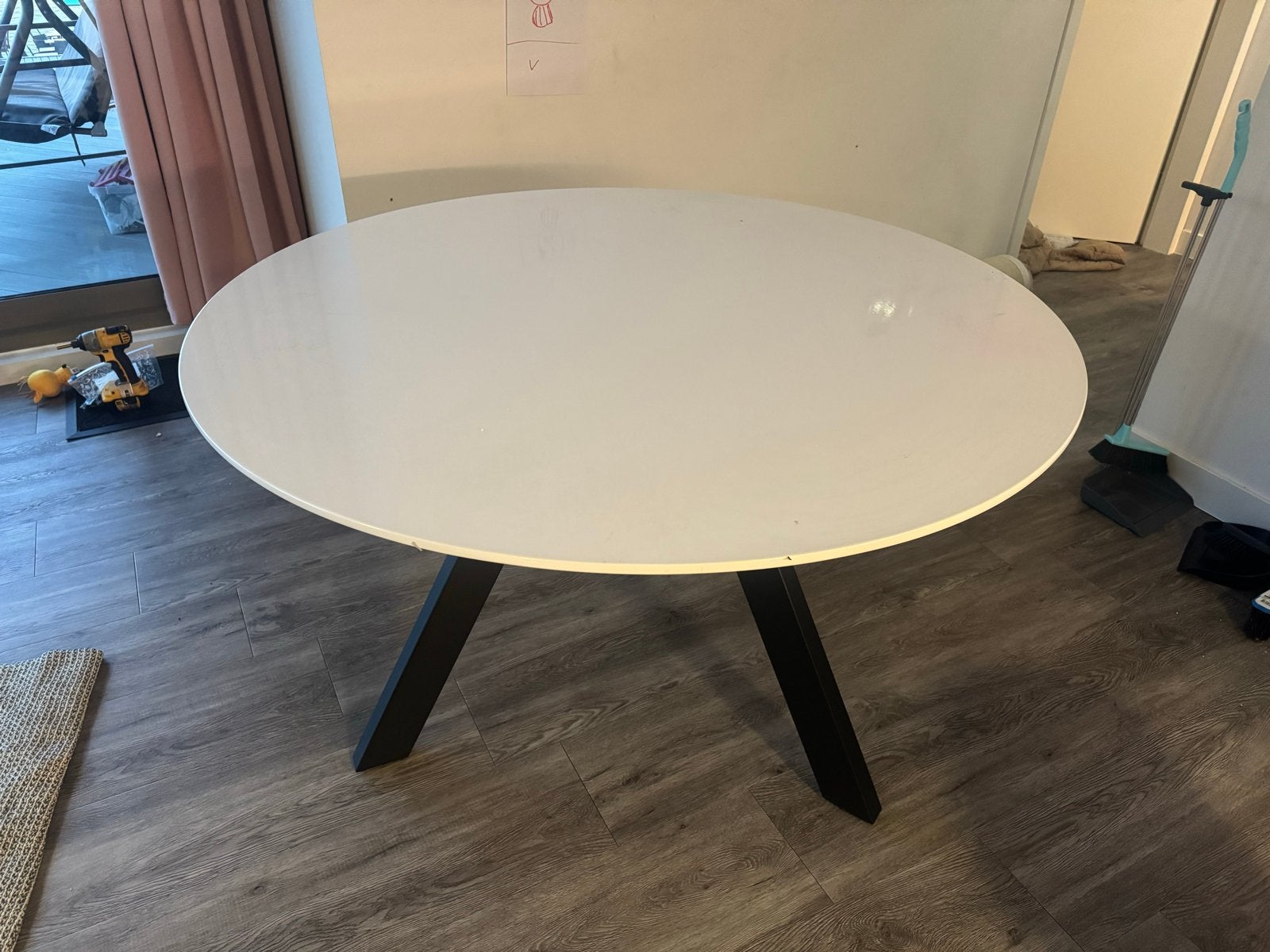 Hoogglans ronde tafel met vlekken - 3 jaar oud, Ophalen, Gebruikt, Rond