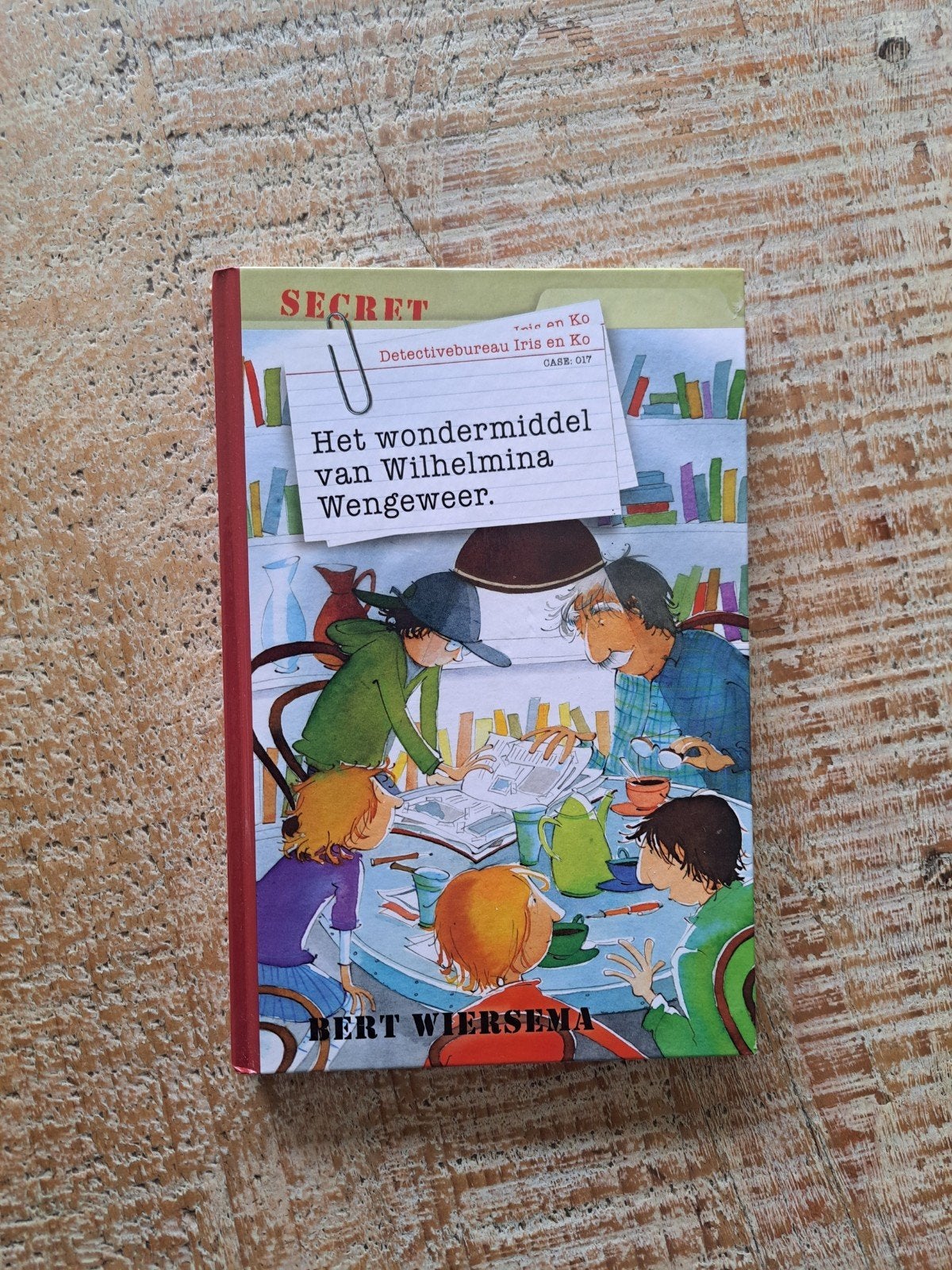 Detectivebureau Iris en Ko - Het wondermiddel van Wilhelmina, Boeken, Ophalen of Verzenden, Nieuw, Bert Wiersema, Fictie algemeen