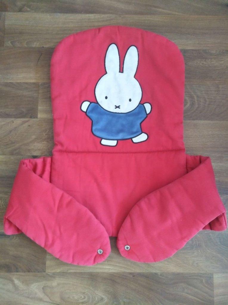 Stoelverkleiner Nijntje in rood 🔴( kleed voor eet stoel ), Kinderen en Baby's, Ophalen, Zo goed als nieuw, Overige typen, Stoelverkleiner