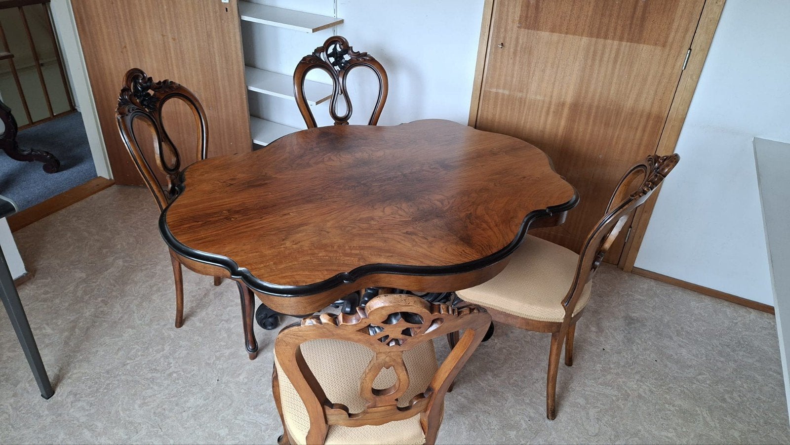 Te koop antieke tafel met stoelen, Ophalen
