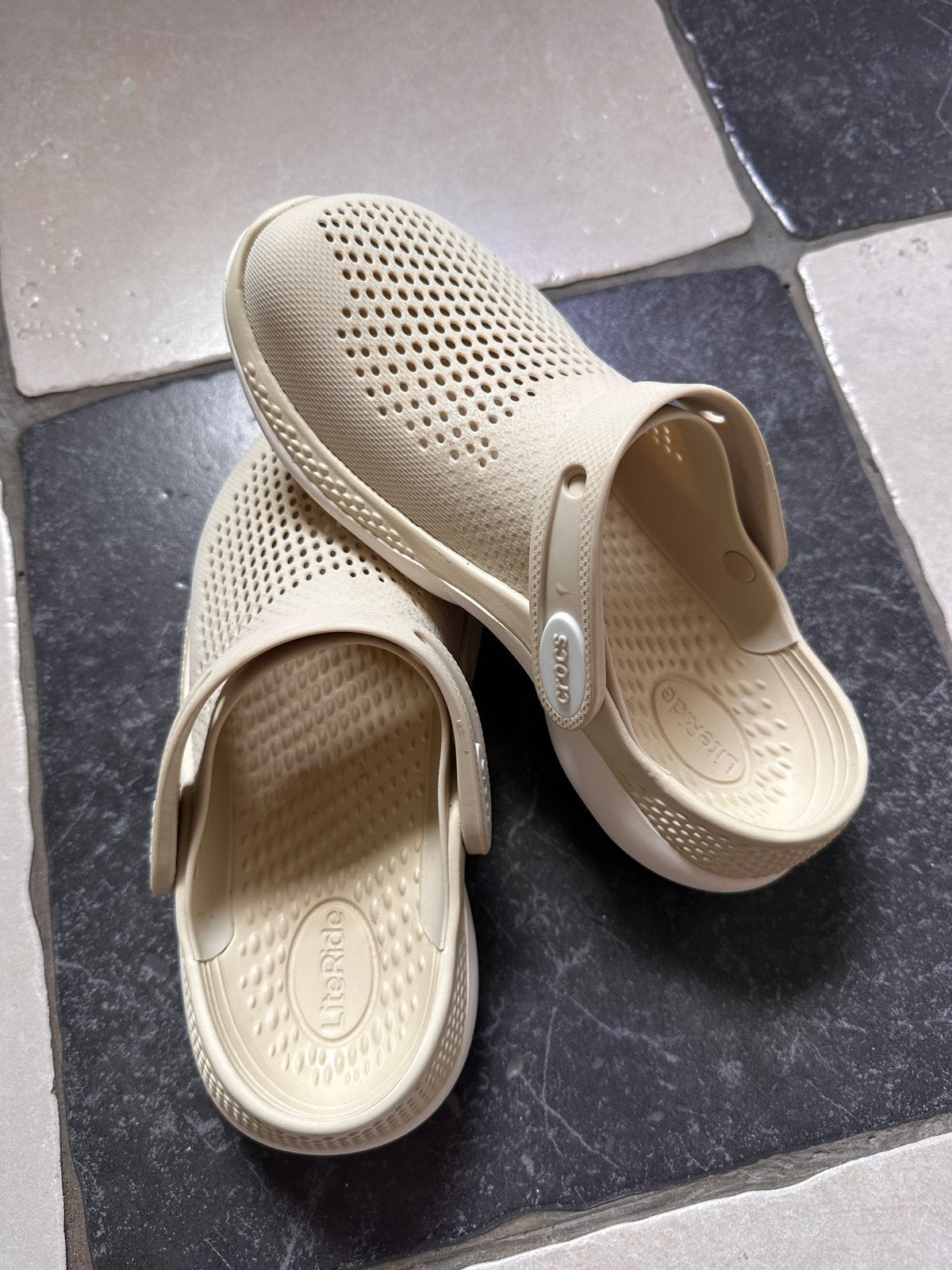 Crocs LiteRide maat 36 - Nieuw en zeer Comfortabel, Verzenden, Zo goed als nieuw, Beige, Slippers