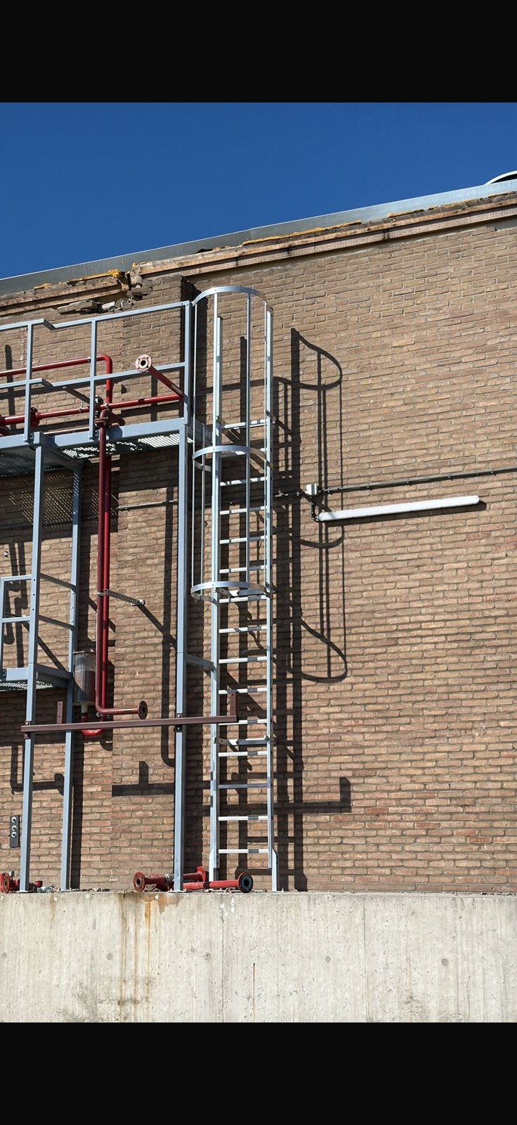 Brandtrap Buitenladder RVS 520 cm Hoog Industriële Kwaliteit, Ophalen, Gebruikt, Trap, 4 meter of meer