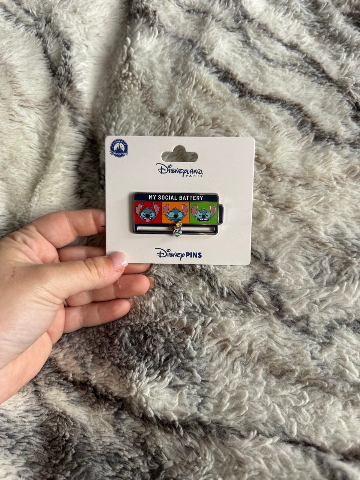 Disney Stitch Social Battery Pin - Disneyland Paris, Verzamelen, Disney, Ophalen of Verzenden, Overige figuren, Nieuw, Overige typen