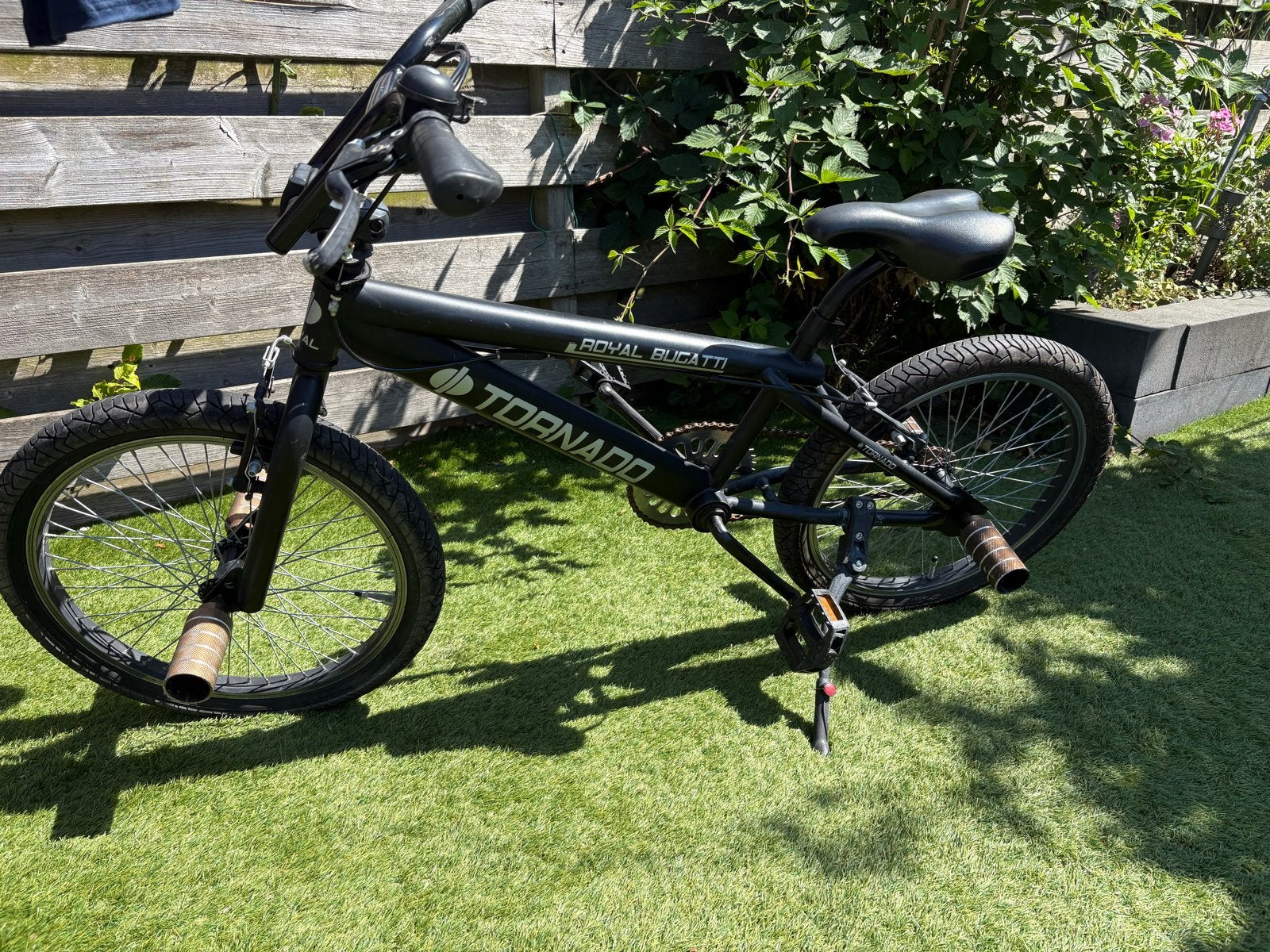 Bugatti Tornado BMX - Zwart, met voetsteunen, Fietsen en Brommers, Fietsen | Crossfietsen en BMX, Ophalen, Gebruikt, Staal, Velgrem