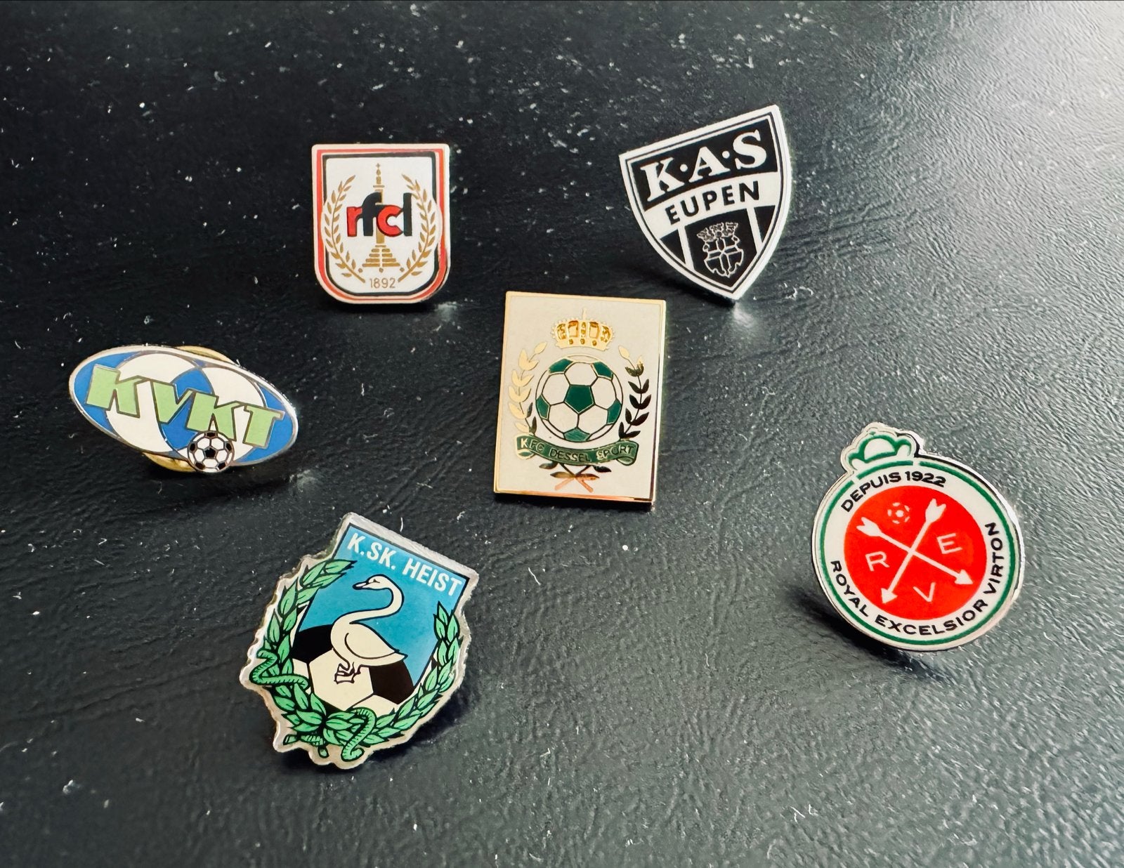 Set van 6 voetbalclub pins - Diverse Belgische clubs, Verzamelen, Speldjes, Pins en Buttons, Ophalen of Verzenden, Gebruikt, Sport