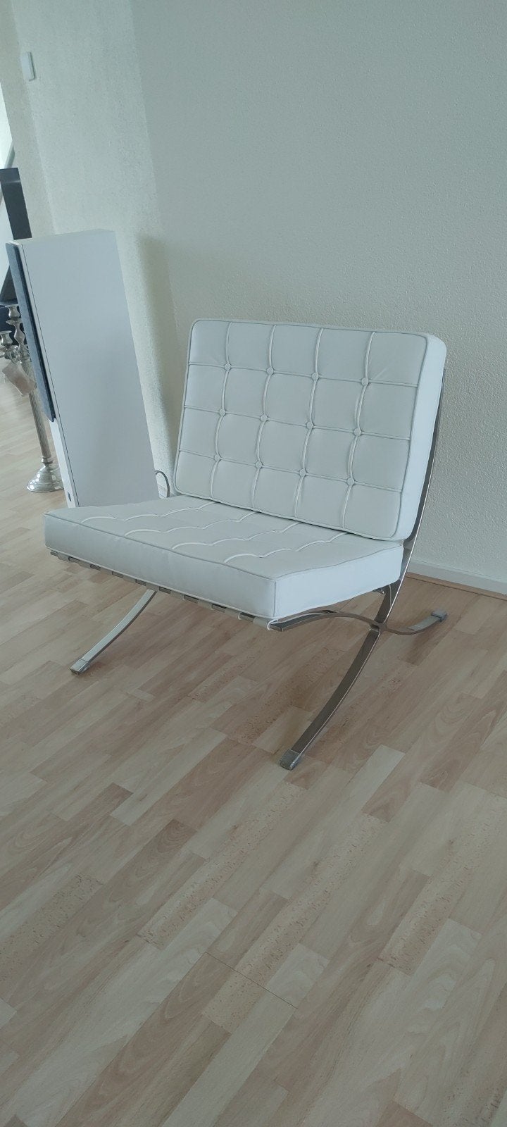 Zeer nette witte Barcelona fauteuil, Ophalen, Minder dan 75 cm, Nieuw, Leer