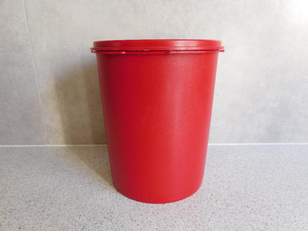 Tupperware Servalier Voorraadbus 17,5 cm. Rood, Huis en Inrichting, Keuken | Tupperware, Ophalen of Verzenden, Zo goed als nieuw