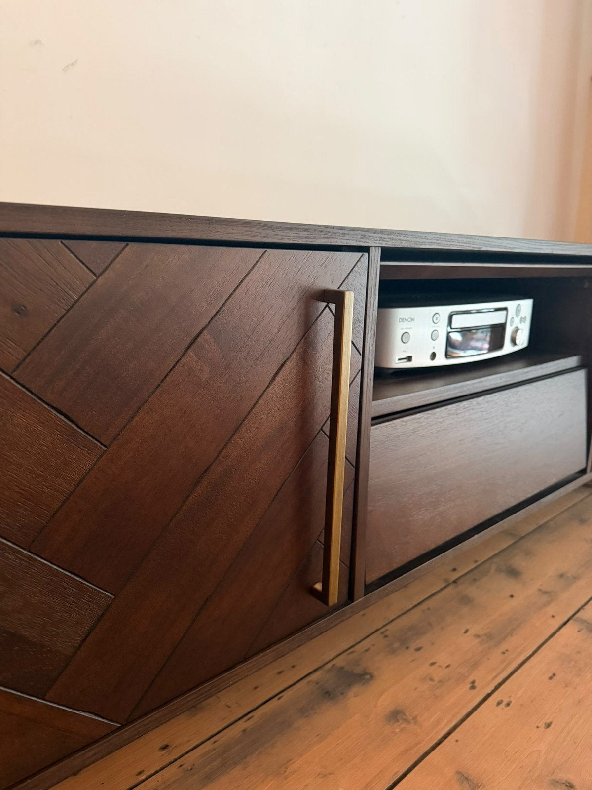 Dressoir/tv-meubel met visgraatmotief en messing, Huis en Inrichting, Modern, Industrieel, Luxe, 150 tot 200 cm, Zo goed als nieuw