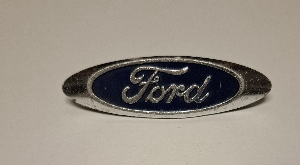 Embleem Ford ovaal afmetingen circa 5 cm x 1.5 Cm., Ophalen of Verzenden, Gebruikt