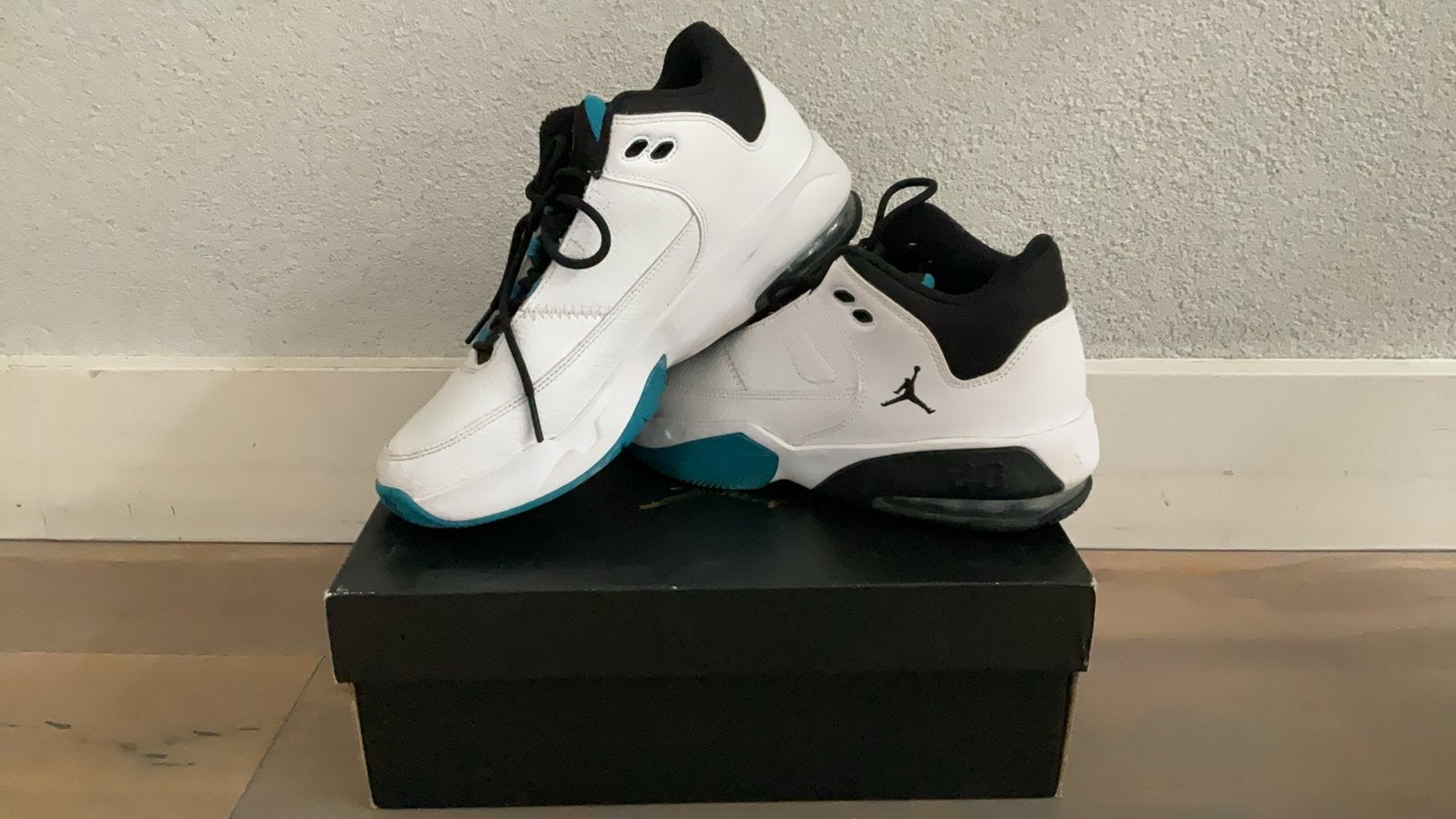 Jordan Max Aura 3 (GS) - Wit/Zwart/Cyber Teal, Kleding | Heren, Schoenen, Ophalen, Wit, Sneakers of Gympen, Zo goed als nieuw