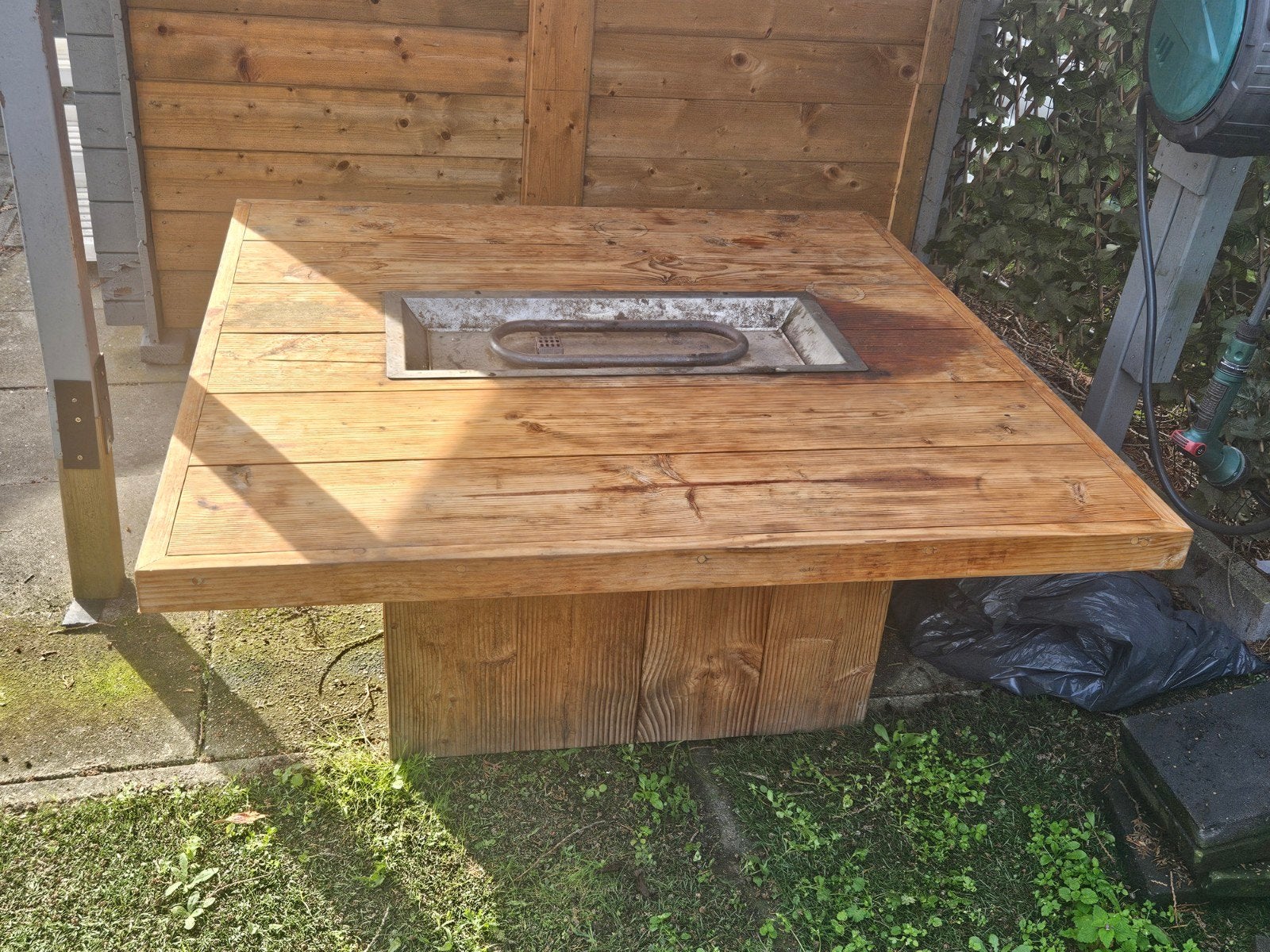 Houten tuintafel met ingebouwde vuurplaats, Ophalen, Gebruikt, Vierkant, Hout