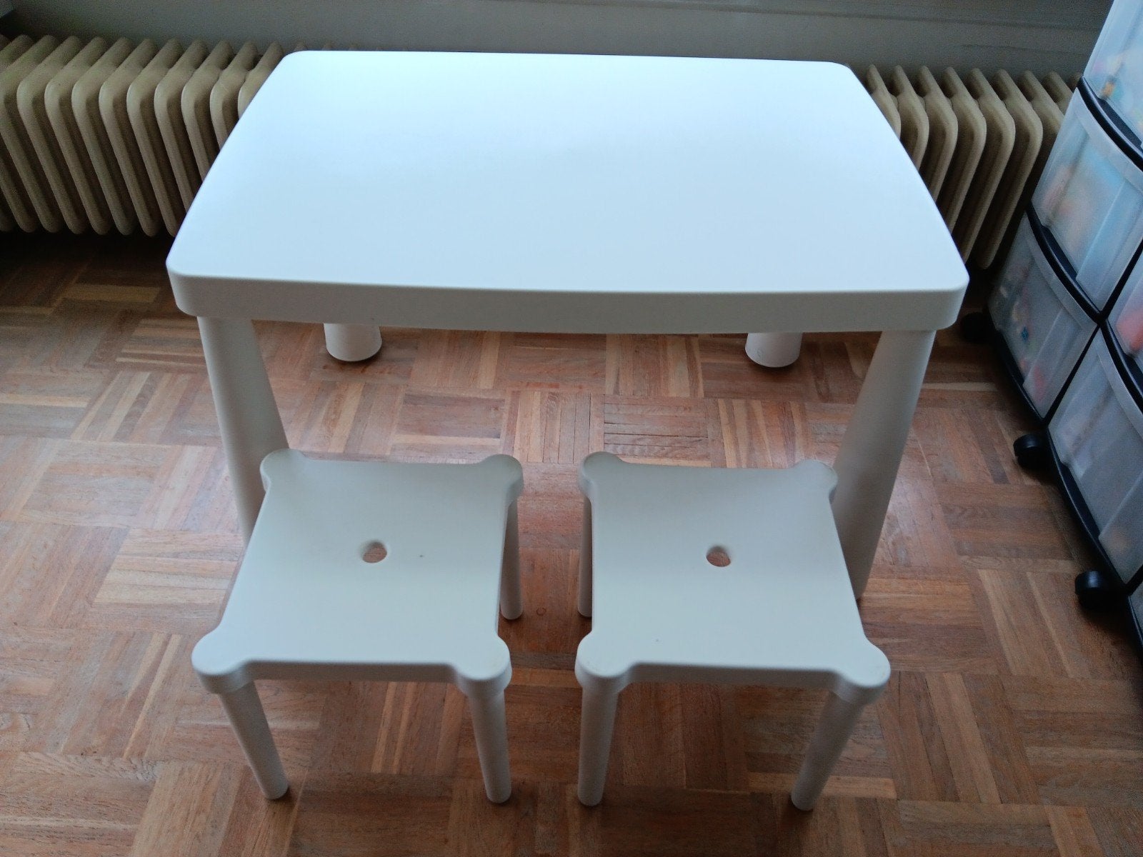 IKEA MAMMUT Kindertafel met 2 stoelen - Wit, Ophalen, Gebruikt, Tafel(s) en Stoel(en)