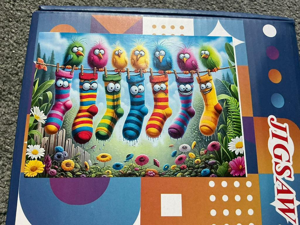 Jigsaw puzzsl gekleurde vogeltjes met sokken, Ophalen of Verzenden, 500 t/m 1500 stukjes, Zo goed als nieuw, Legpuzzel