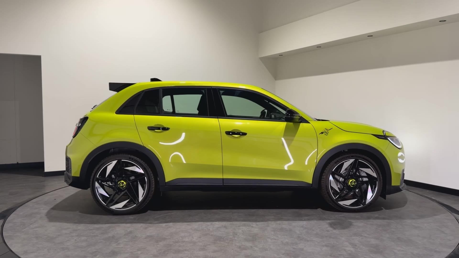 Abarth 600e Abarth Turismo 54 kWh | Acid Green (bj 2026), Auto's, 238 pk, Stof, Met garantie (alle), Parkeersensor