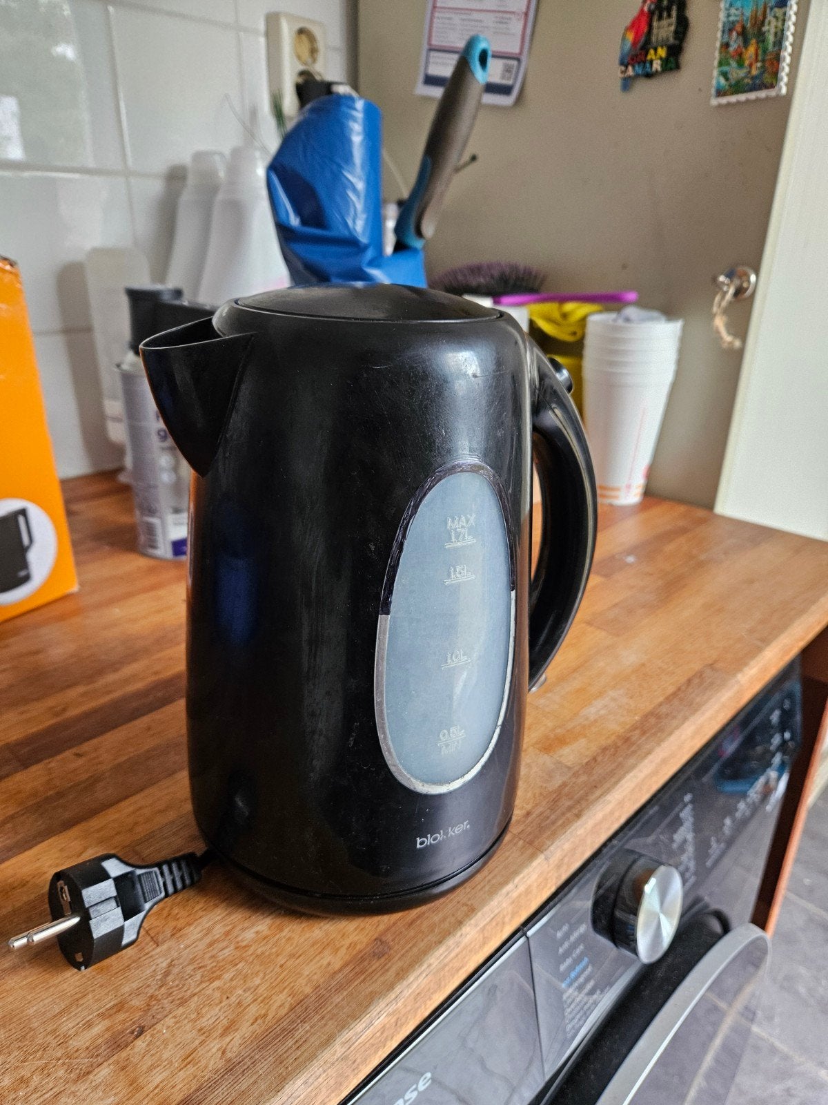Blokker Waterkoker Zwart met losse plateau, 1 tot 2 liter, Ophalen of Verzenden, Gebruikt, Draadloos