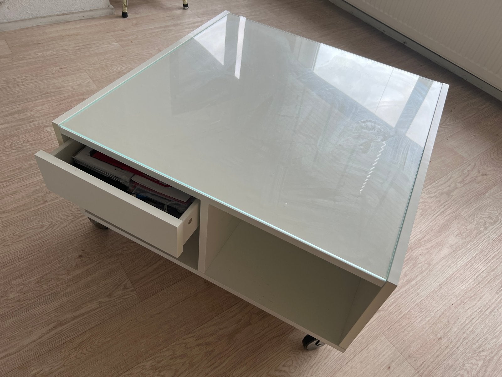 IKEA Boksel salontafel - wit met glasplaat, Huis en Inrichting, Tafels | Salontafels, Ophalen, Gebruikt, 50 tot 100 cm, Vierkant