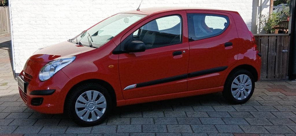Suzuki Alto comfort automaat (bj 2013), Auto's, Automaat, Zwart, 4 stoelen, Bedrijf