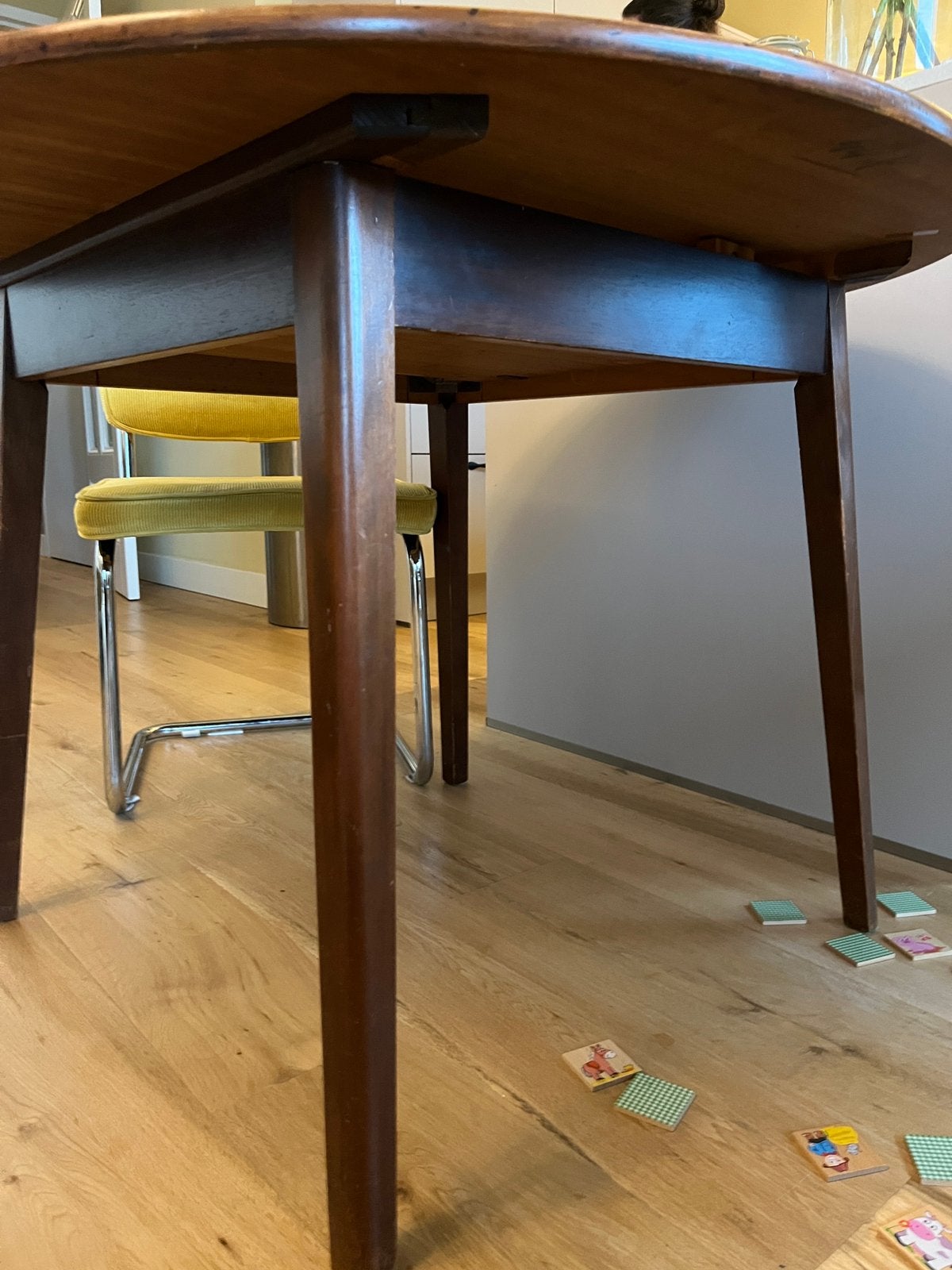 Foto 10 van Vintage jaren 50 uitschuifbare ronde eettafel – Dutch design
