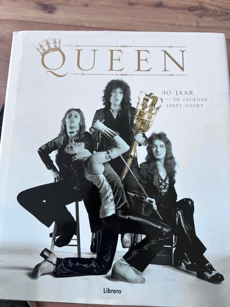 Queen: 40 Jaar - De Legende Leeft Voort (Boek), Ophalen of Verzenden, Zo goed als nieuw, Artiest
