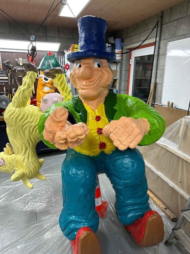 Grote polyester carnavalsfiguur man met hoge hoed, Ophalen, Gebruikt, Carnaval