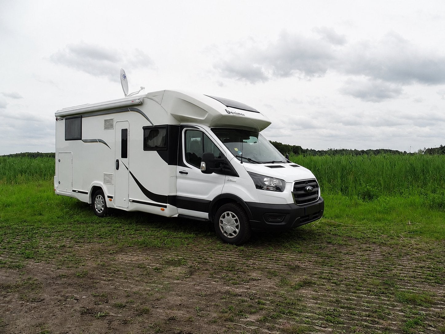 Camper verhuur - Benimar 5 Persoons camper + AIRCO