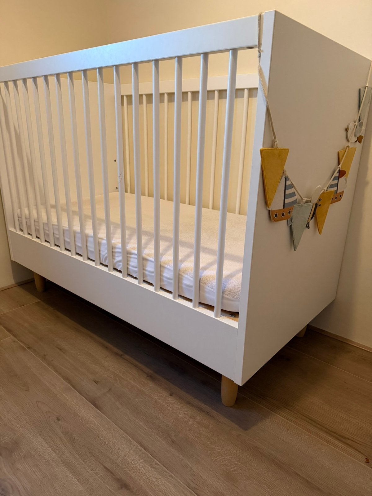 Ledikant en commode van Petit Amelie, Ophalen, Zo goed als nieuw, Jongetje of Meisje