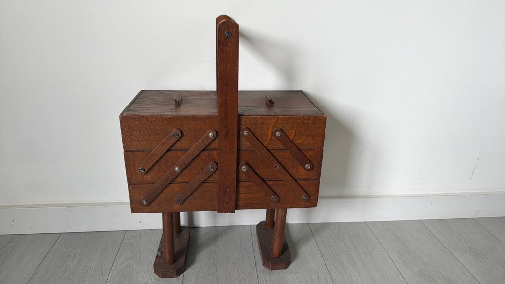 Vintage houten naaidoos op poten, uitschuifbaar, Ophalen
