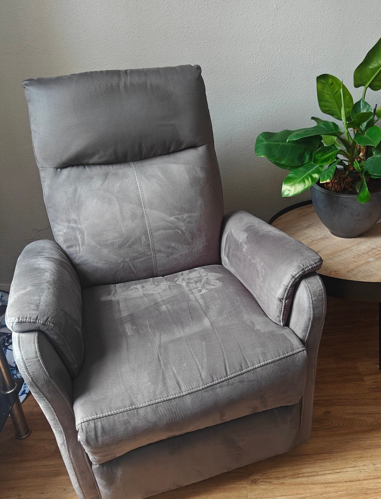 Comfortabele grijze relaxfauteuil met elektrische functie, Ophalen, Gebruikt, 100 tot 125 cm, 75 tot 100 cm