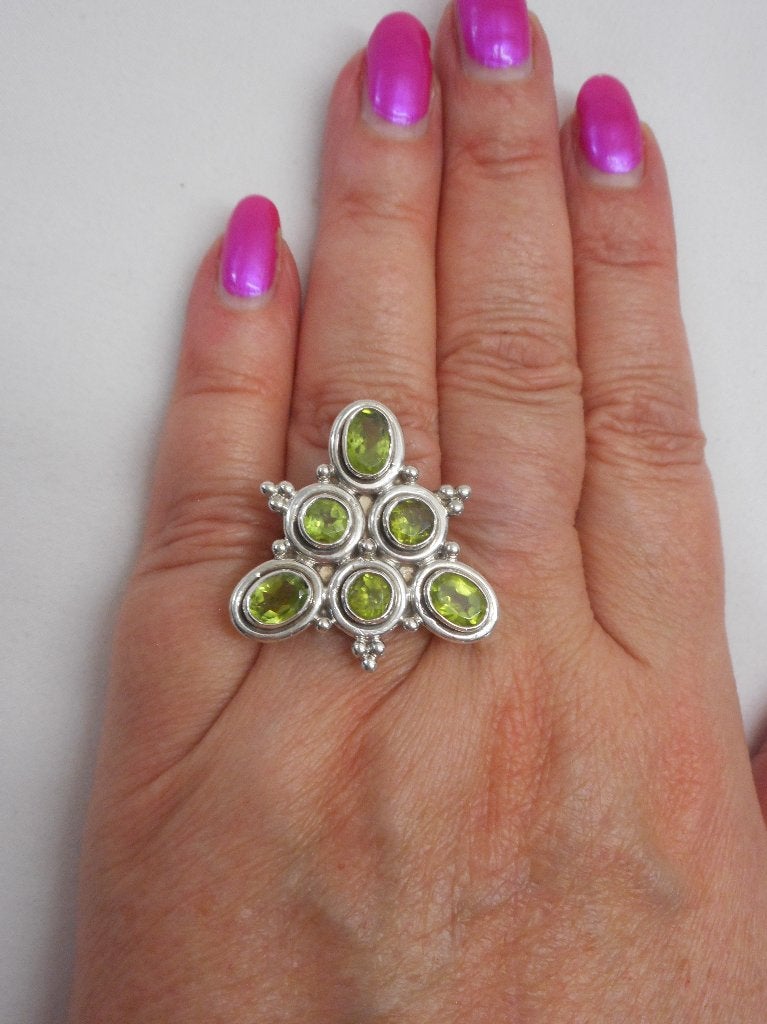 Zilveren zeer royale ring met peridot maat krap 16,75 nr.392