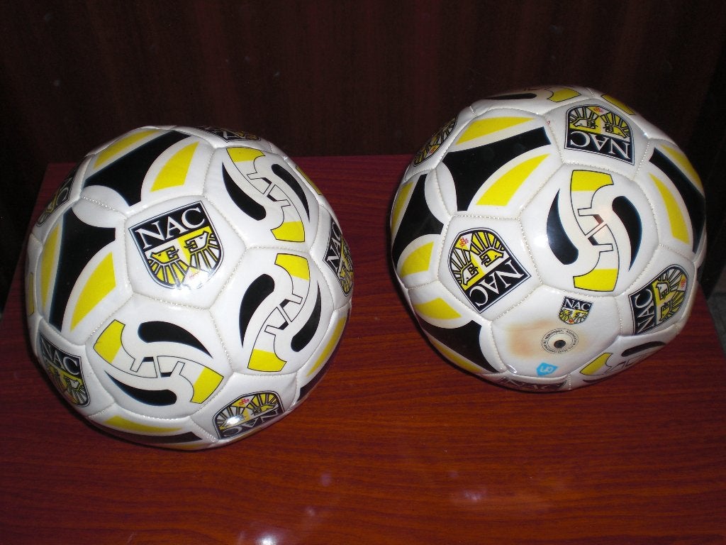 Twee NAC voetballen Niet gebruikt!, Maat XL, Ophalen of Verzenden, Nieuw, Bal
