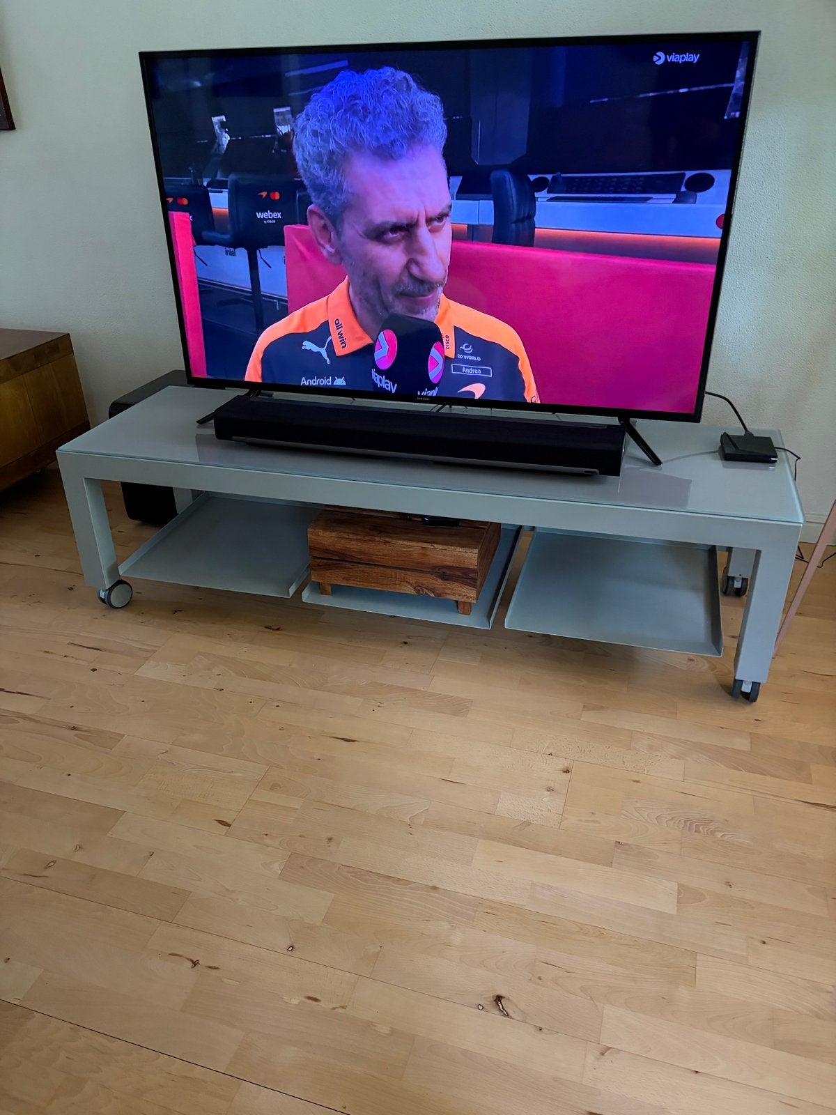 Metalen grijs tv meubel met glasplaat 160x50x45 cm, Ophalen, Gebruikt, 150 tot 200 cm, Minder dan 100 cm