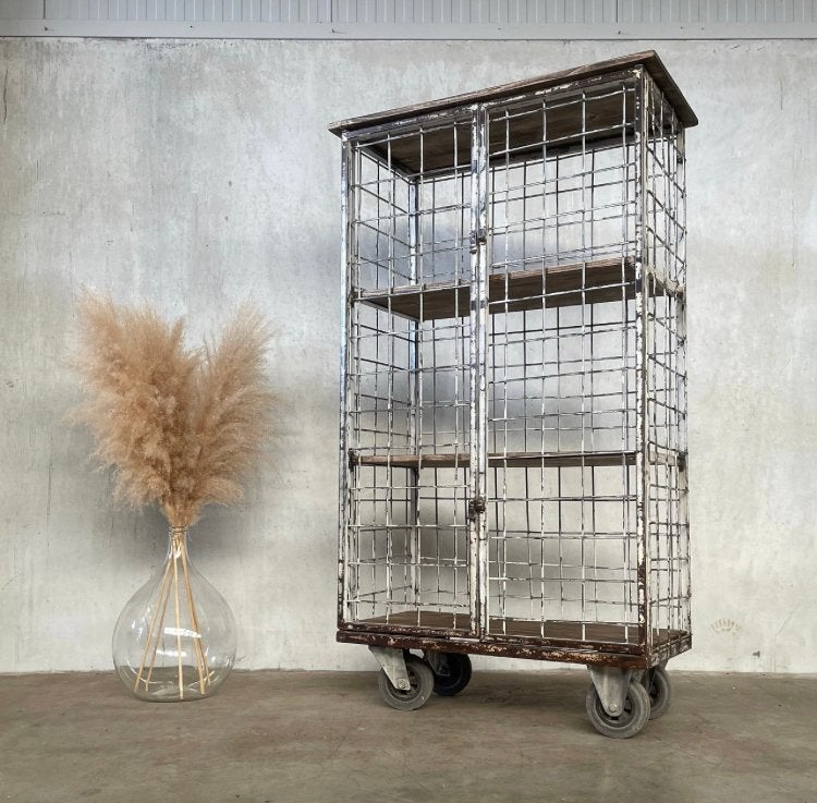 Oude trolley, gaaskast, vintage kast, fabriekskar, stelling, Ophalen