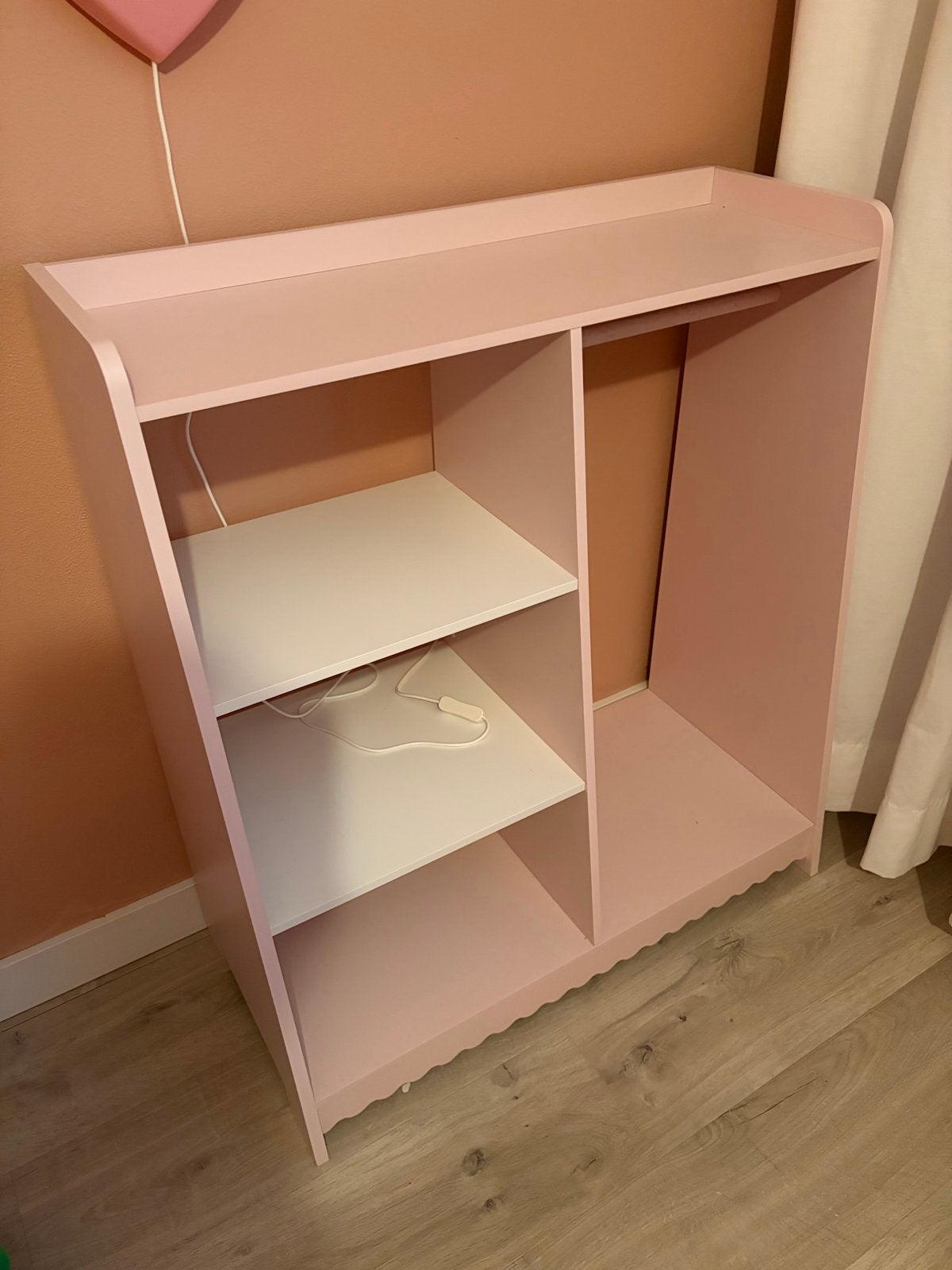 Roze kastje met opstaande rand en opbergruimte, Kinderen en Baby's, Ophalen, 50 tot 70 cm, Zo goed als nieuw, 75 tot 100 cm