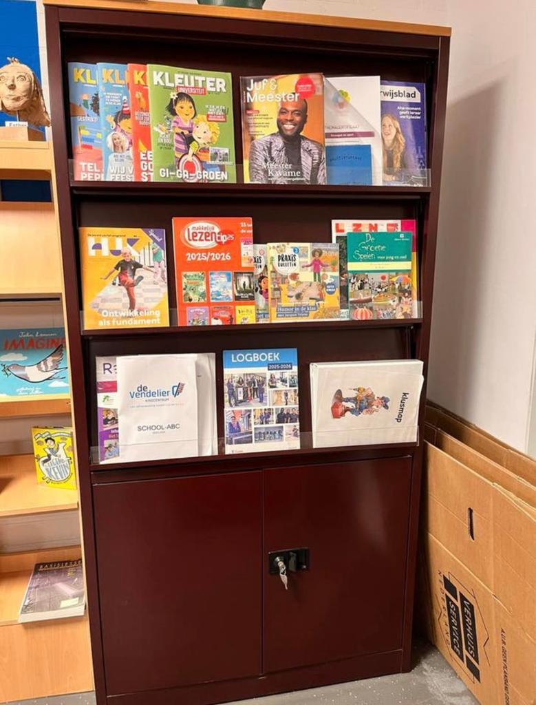 Presentatie kast / tijdschriften metaal, Ophalen of Verzenden, Zo goed als nieuw