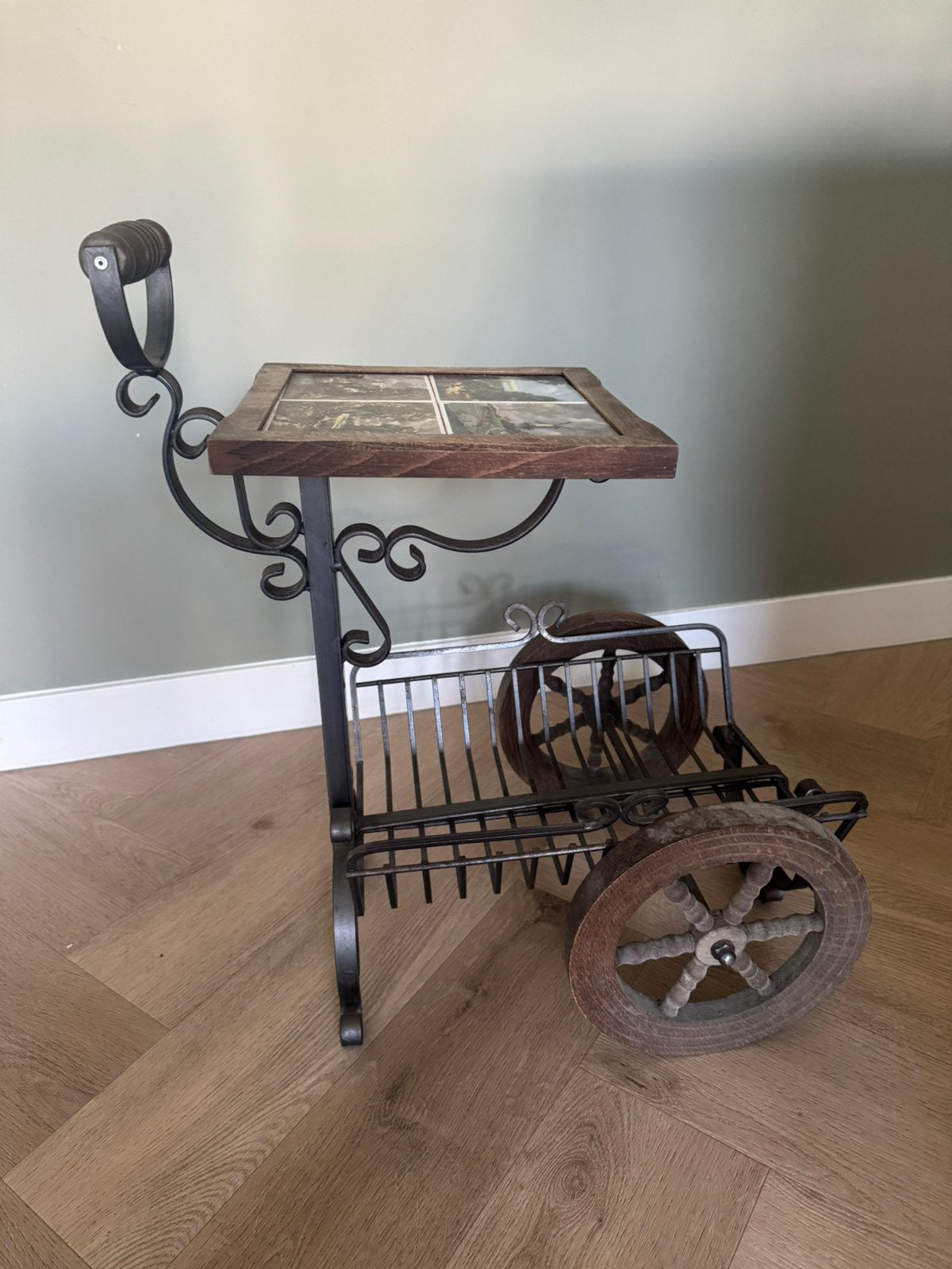 Vintage smeedijzeren lectuurwagen / krantenwagen tegelblad, Huis en Inrichting, Woonaccessoires | Krantenbakken en Lectuurbakken