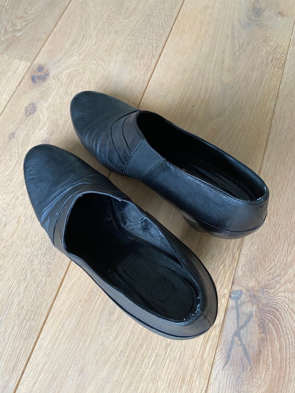 Zwarte gladde pumps maat 43 met hak, Ophalen of Verzenden, Gedragen, Zwart