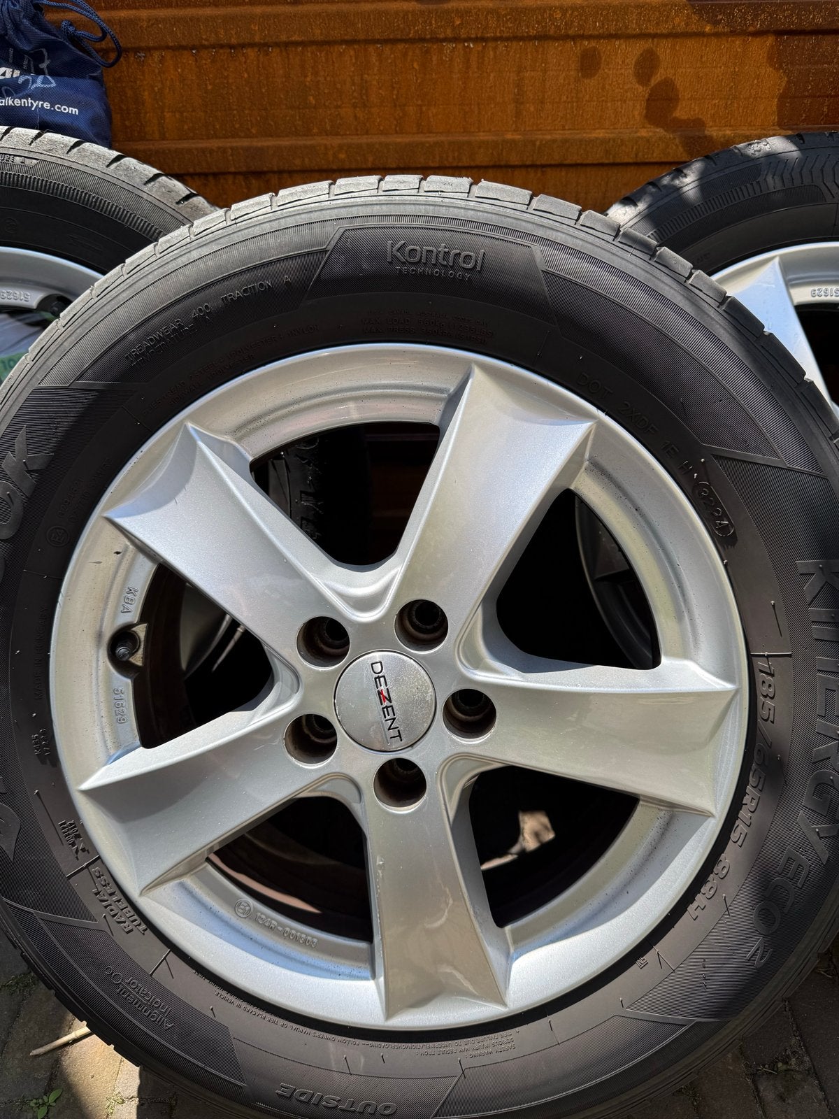 Set van 4 Dezent velgen met Hankook Kinergy 4S All Season ba, Ophalen, Gebruikt, 15 inch, Banden en Velgen