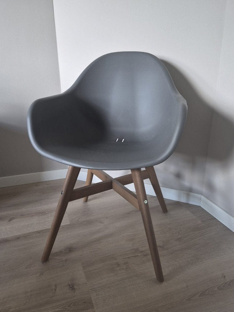 IKEA Stoel grijs | Kunststof met hout | Voor binnen & buiten, Huis en Inrichting, Stoelen, Gebruikt, Modern Scandic Japandi Industrieel