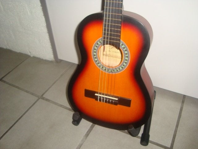 Zo Goed Als Nieuw: Gomez 1/2 model klassieke gitaar sunburst, Muziek en Instrumenten, Snaarinstrumenten | Gitaren | Akoestisch