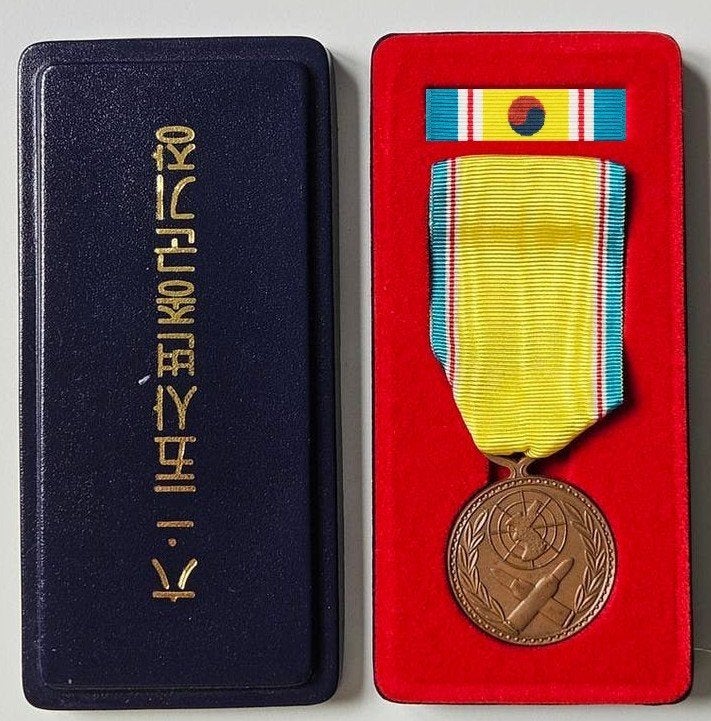 ZUID-KOREA Korean War medal in doosje, incl. Baton., Verzamelen, Militaria | Algemeen, Verzenden, Landmacht, Azië, Lintje, Medaille of Wings