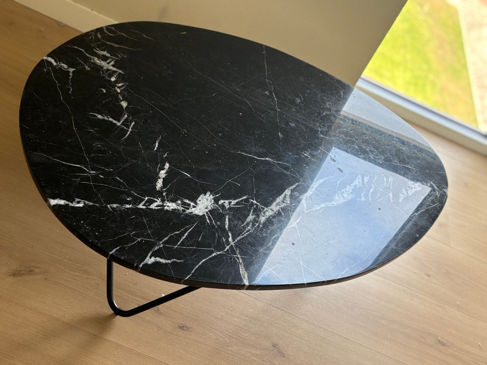 Zwarte marmeren salontafel met metalen onderstel, Huis en Inrichting, Tafels | Salontafels, Ophalen, 100 tot 150 cm, 50 tot 100 cm