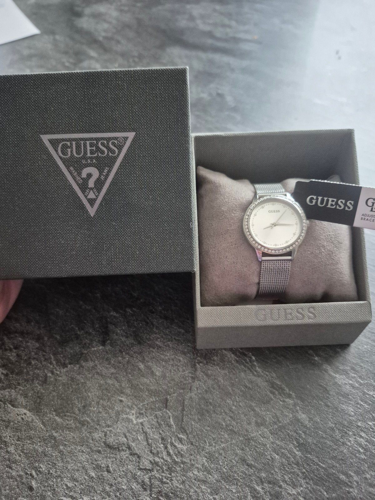 Guess dameshorloge met strass en zilverkleurige band, Ophalen, Zo goed als nieuw, Polshorloge, Guess