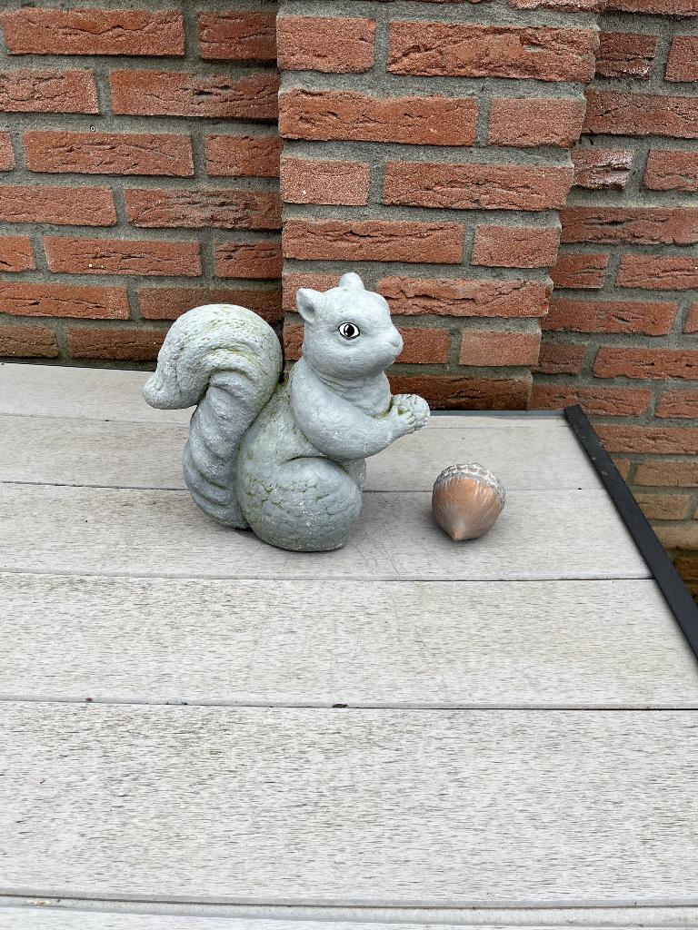 Betonnen eekhoorn, Tuin en Terras, Tuinbeelden, Ophalen, Zo goed als nieuw, Beton, Dierenbeeld