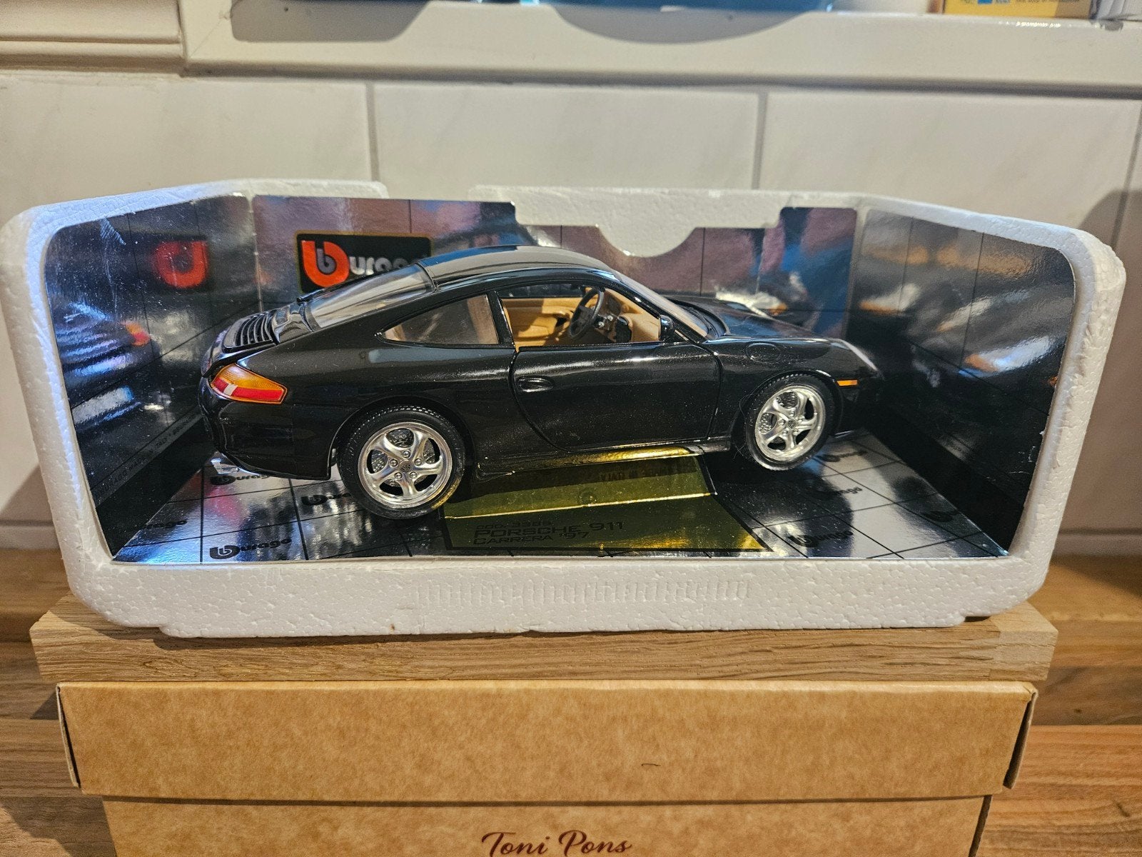 Burago 1997 Porsche 911 Carrera in OVP, Ophalen of Verzenden, Zo goed als nieuw, Bburago