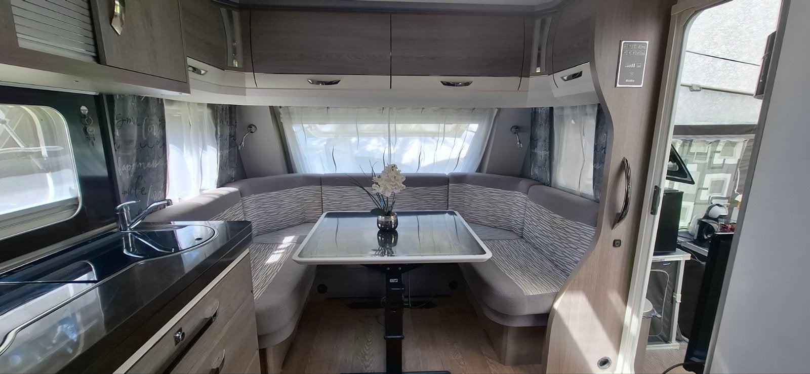 Hobby Prestige 560wlu 2021, Caravans en Kamperen, Caravans, Particulier, tot en met 4, 1250 - 1500 kg, Rondzit, Hobby, 2 aparte bedden