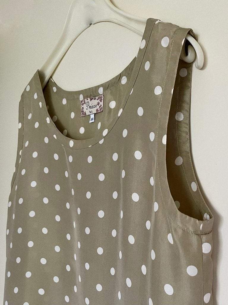 zijden top in beige met witte stippen (polkadots), Prizzi, Maat 38/40 (M), Beige, Ophalen of Verzenden, Zo goed als nieuw